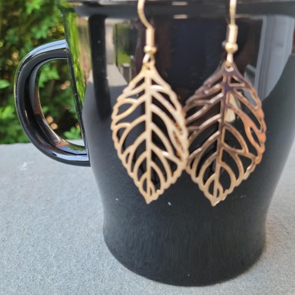 Vitalfinds Jewelry - Lightweight Delicate Leaf Earrings